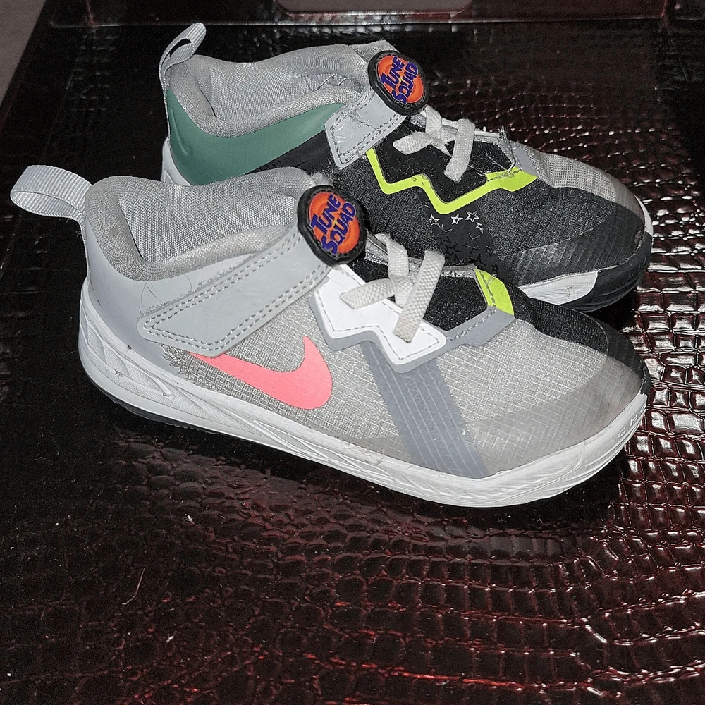 Nike looney hotsell tunes