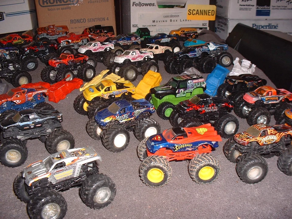MONSTER JAM DIE-CAST TRUCK LOT 1:64 SCALE 30 TRUCKS AS FOUND - Image 3 of 4