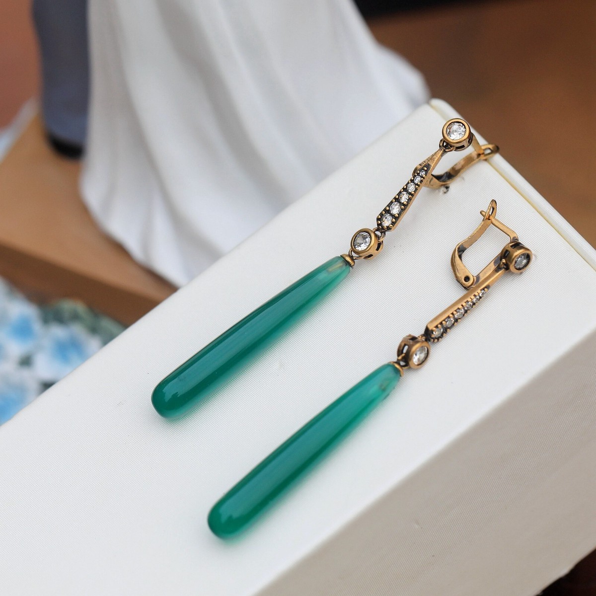 Boucles d'oreilles clous femme carador en or blanc 750/000 et aigue marine serti 3 griffes