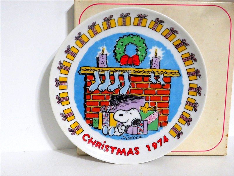 SNOOPY PEANUTS CHARLIE BROWN SCHMID VINTAGE PORCELAIN CHRISTMAS PLATE 1974