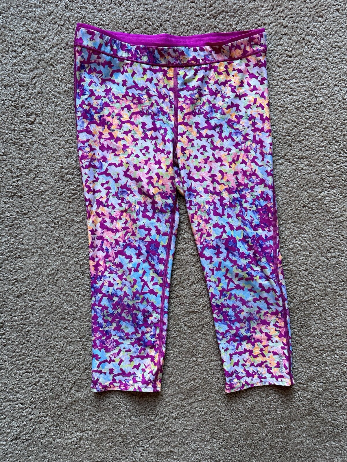 Leggings capri deportivos Reebok geométricos rosa talla L para mujer-image