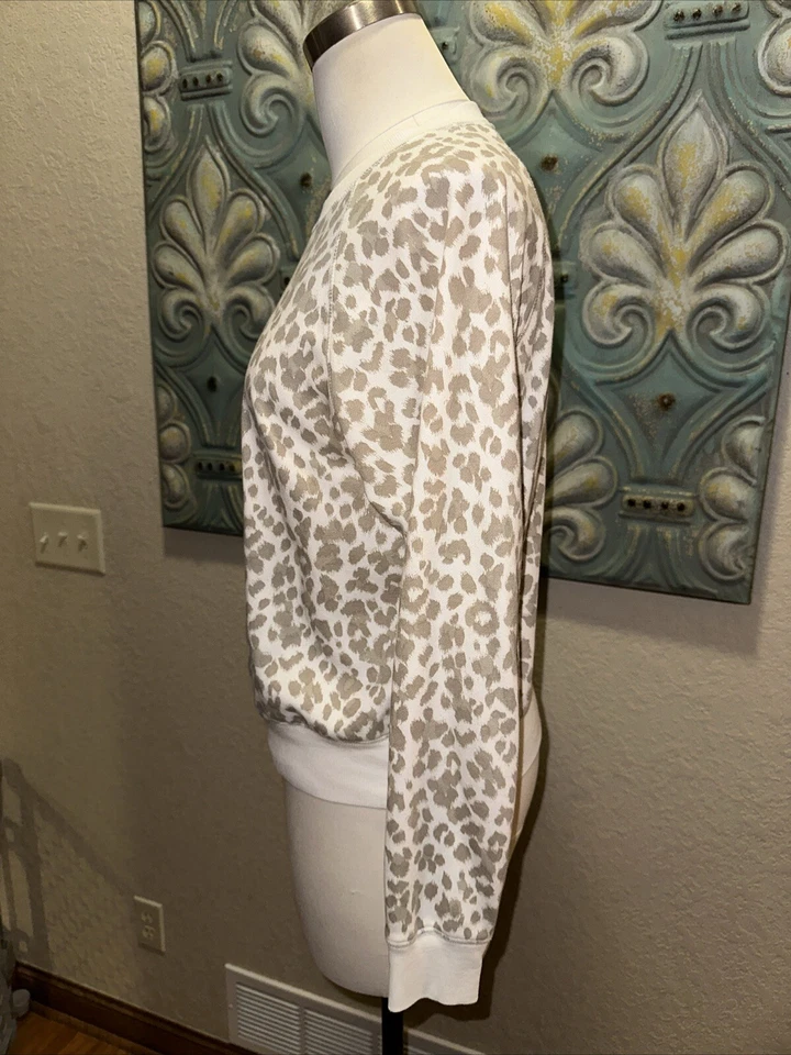Sudadera para mujer Old Navy Vintage cuello redondo, beige estampado de leopardo, talla XS Foto 2 de 4