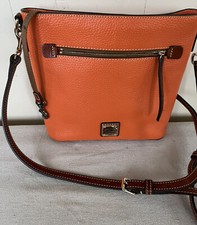 Tracolla Dooney & Bourke pelle italiana ciottolata arancione fiorentina Allison usata in ottime condizioni