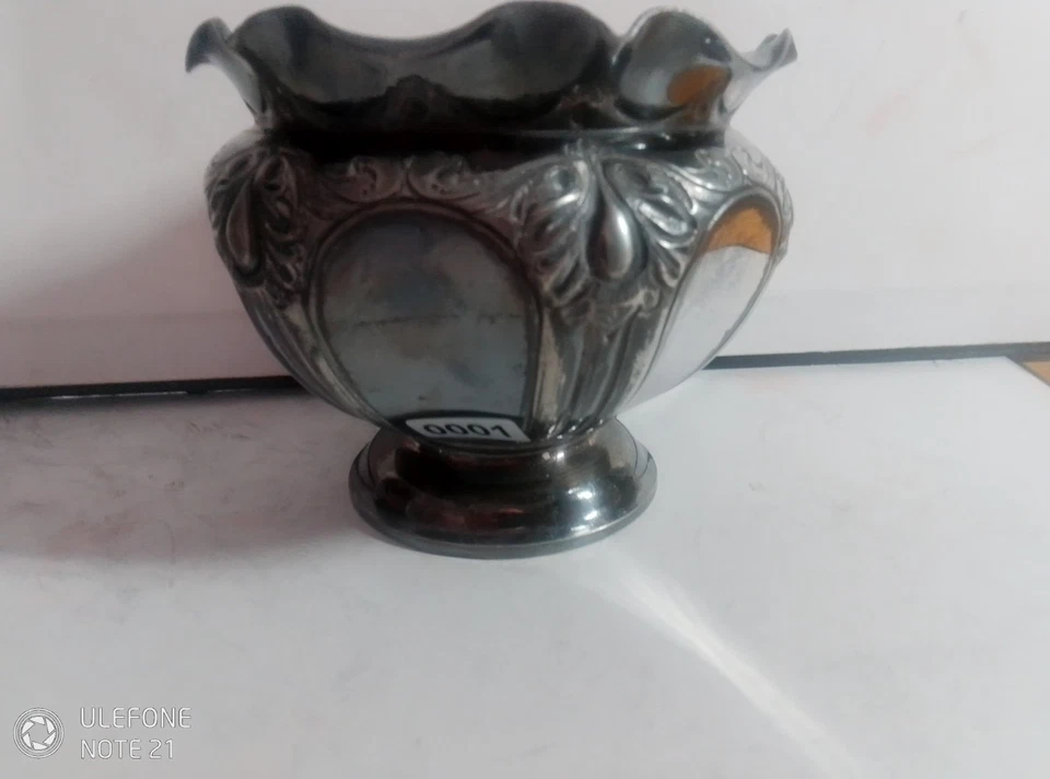 Cuenco estilo Art Nuevo plateado con borde de volante Foto 2 de 4