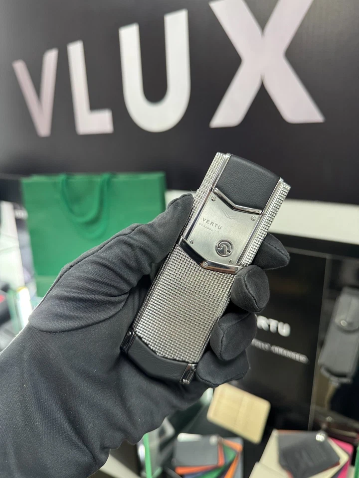 VERTU SIGNATURE S Clous De Paris Steel- 4 GB -  (Unlocked) - Image 3 of 4