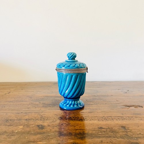 Ancien Pot en Céramique Bleue avec Fermoir en Argent – France, 1920 - Foto 4 di 9