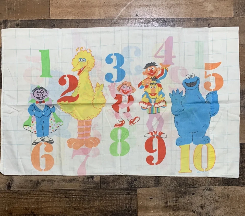 Juego de sábanas planas y ajustables de franela con números de calle Sésamo de colección de Stevens Foto 2 de 4