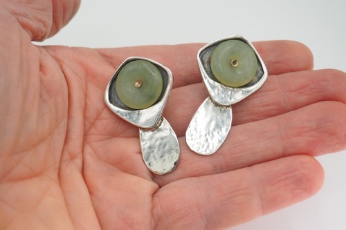 Pendientes modernos martillados vintage hechos a mano de jade verde plata esterlina tornillo trasero - Imagen 7 de 7