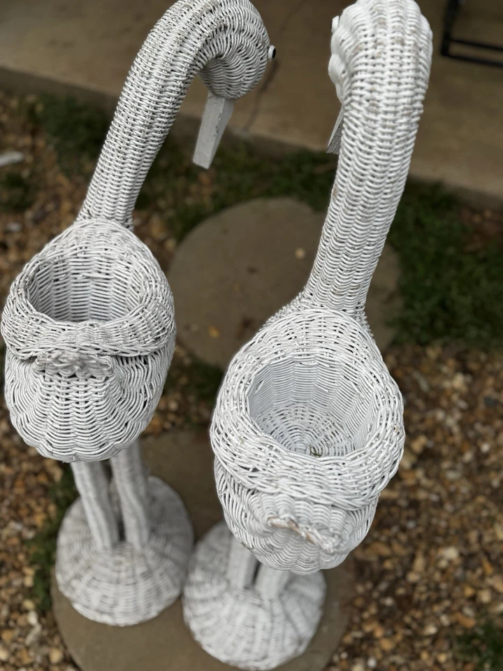 Plantadores de flamingo branco de vime (2) 35" e 32" de altura vintage - Imagem 2 de 3
