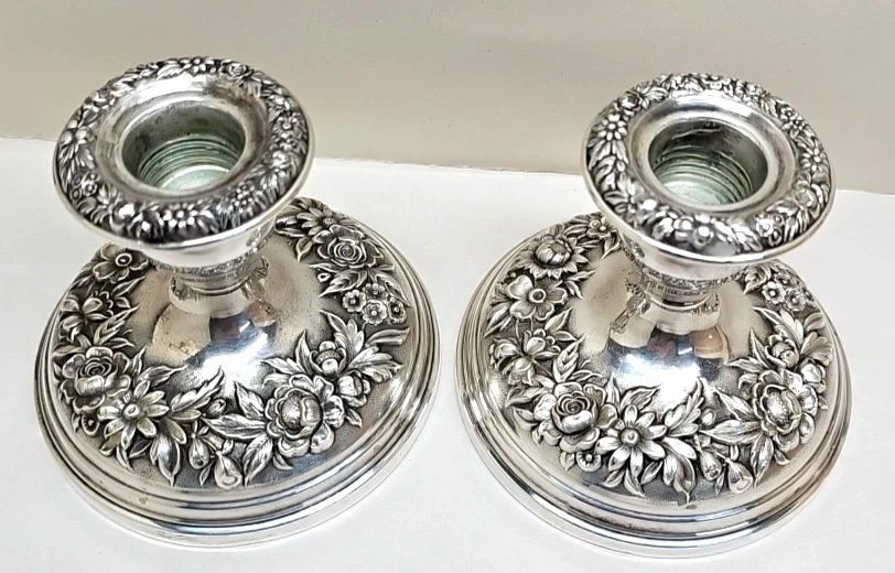 S Kirk & Son纯银花卉Repousse烛台一对 — 第 2/4 张图片