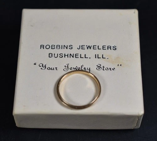 10 KARAT SOLID YELLOW GOLD LADIES WEDDING RING BAND SIZE 5 TOTAL WT .95 grams