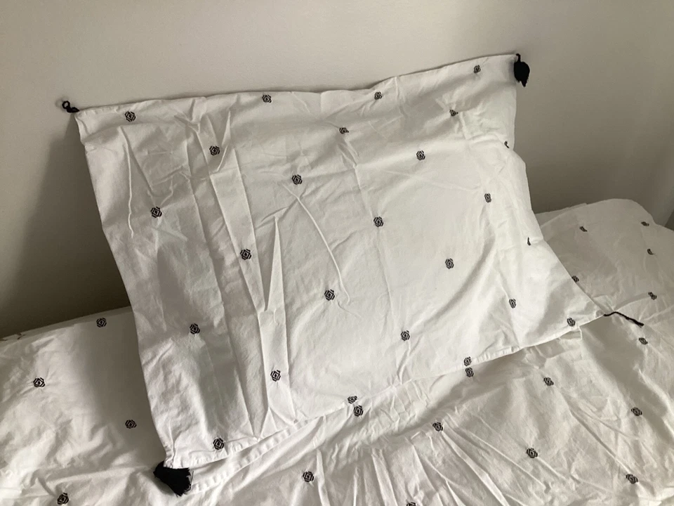 ikea twin black and white duvet covers with shams - Image 4 of 4