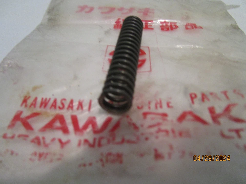 Новая из старых запасов пружина натяжителя Kawasaki KZ550 ZX500 ZL600 ZX600 PN:92081-1302 - Изображение 2 из 4