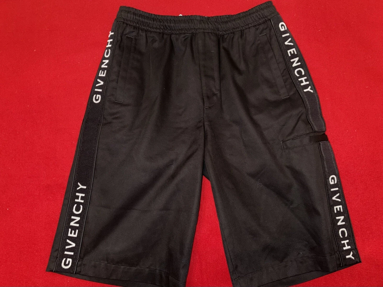 Givenchy — Givenchy  LOGO APPLIQUE Straight Leg Bermuda Shorts. 32/48