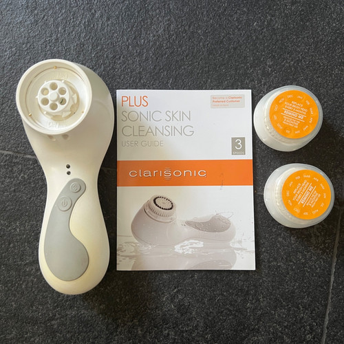 Clarisonic Sonic Skin Cleansing Face White, Charger, 2 Brushes, 3 Speeds