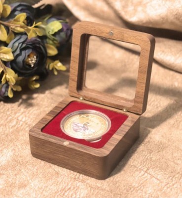 Münze oder Medaille Massivholz Präsentationsbox für das besondere Geschenk. Roter Einsatz