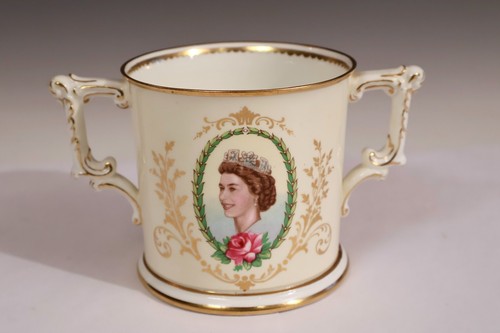 édition limitée Coupe commémorative couronnement de la reine Elizabeth II Royal Crown Derby - Photo 1/10