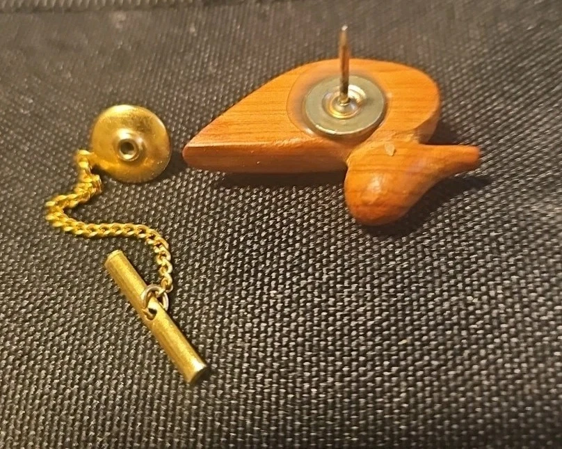 Pin de corbata de pato tallado en madera vintage Foto 4 de 4