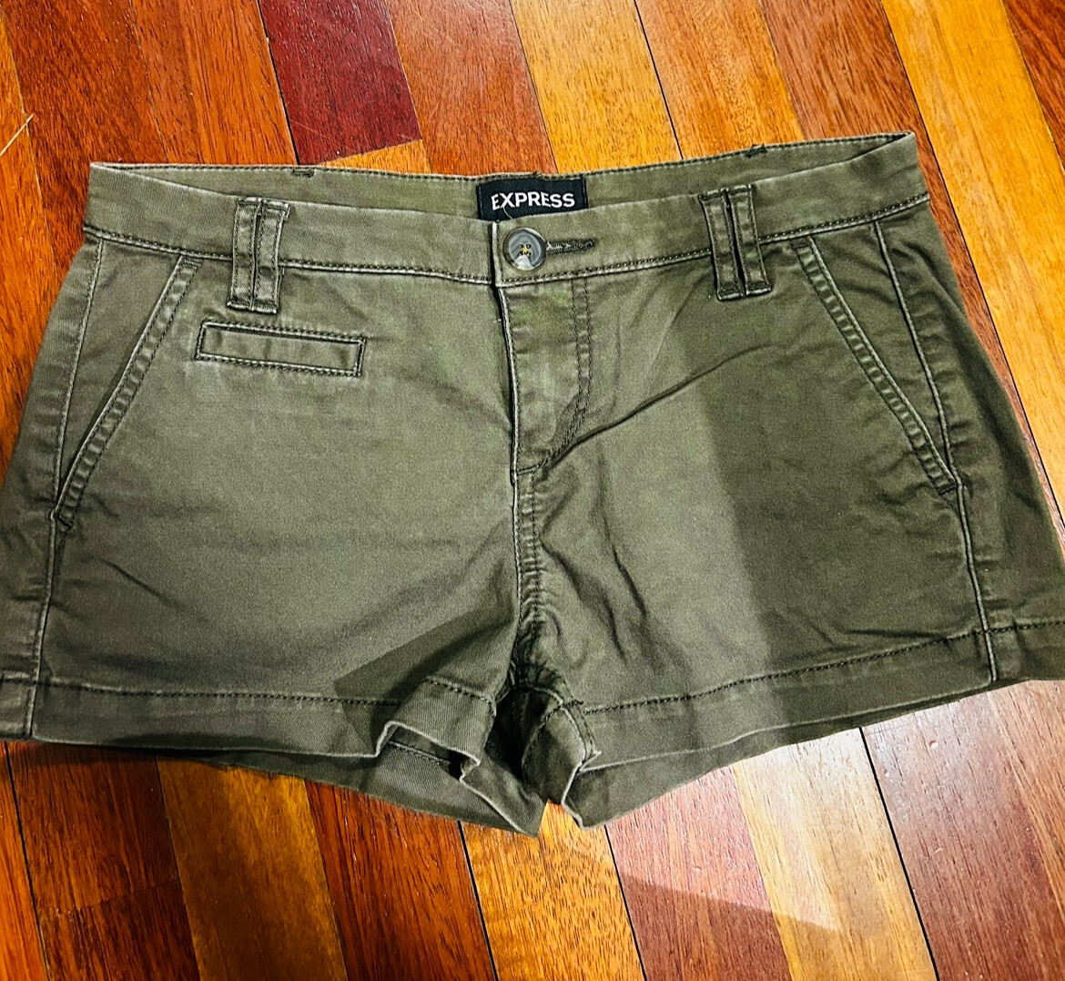 Express Shorts Women' chino Khaki Low Rise shorts size 00 D7