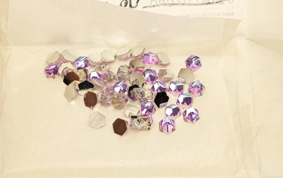 PAQUETE. 48 Preciosa vintage 8x8mm. LUZ VITRIAL 8 MM. Respaldos planos ROSA/PÚRPURA. Foto 4 de 4