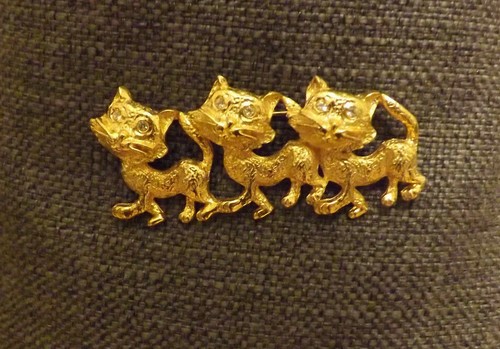 Vintage Cat Pin Brooch Kitten Brushed Antiqued Gold Eating Drinking AS IS BinAH