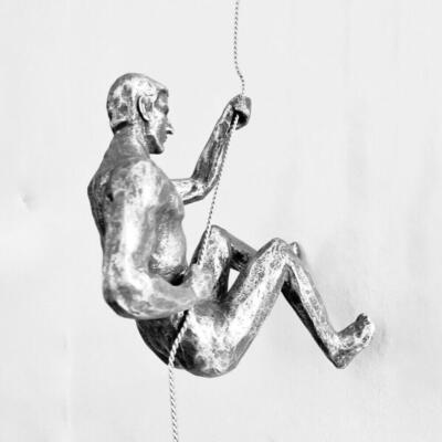 Haute Collage 1x Bronze Kletterer Linkshänder Klettermann mit Drahtseilwand