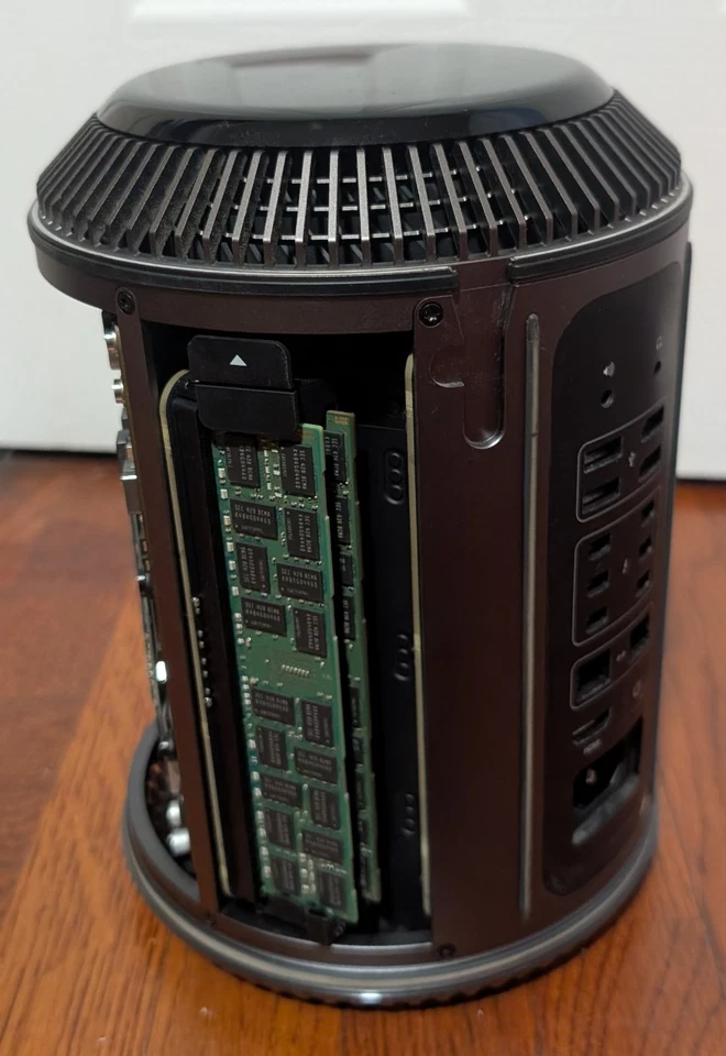 Trash Can Mac Pro 6 2013 3.7GHZ Quad Core Intel Xeon E5  2TB SSD 64GB DDR3 - Image 4 of 4