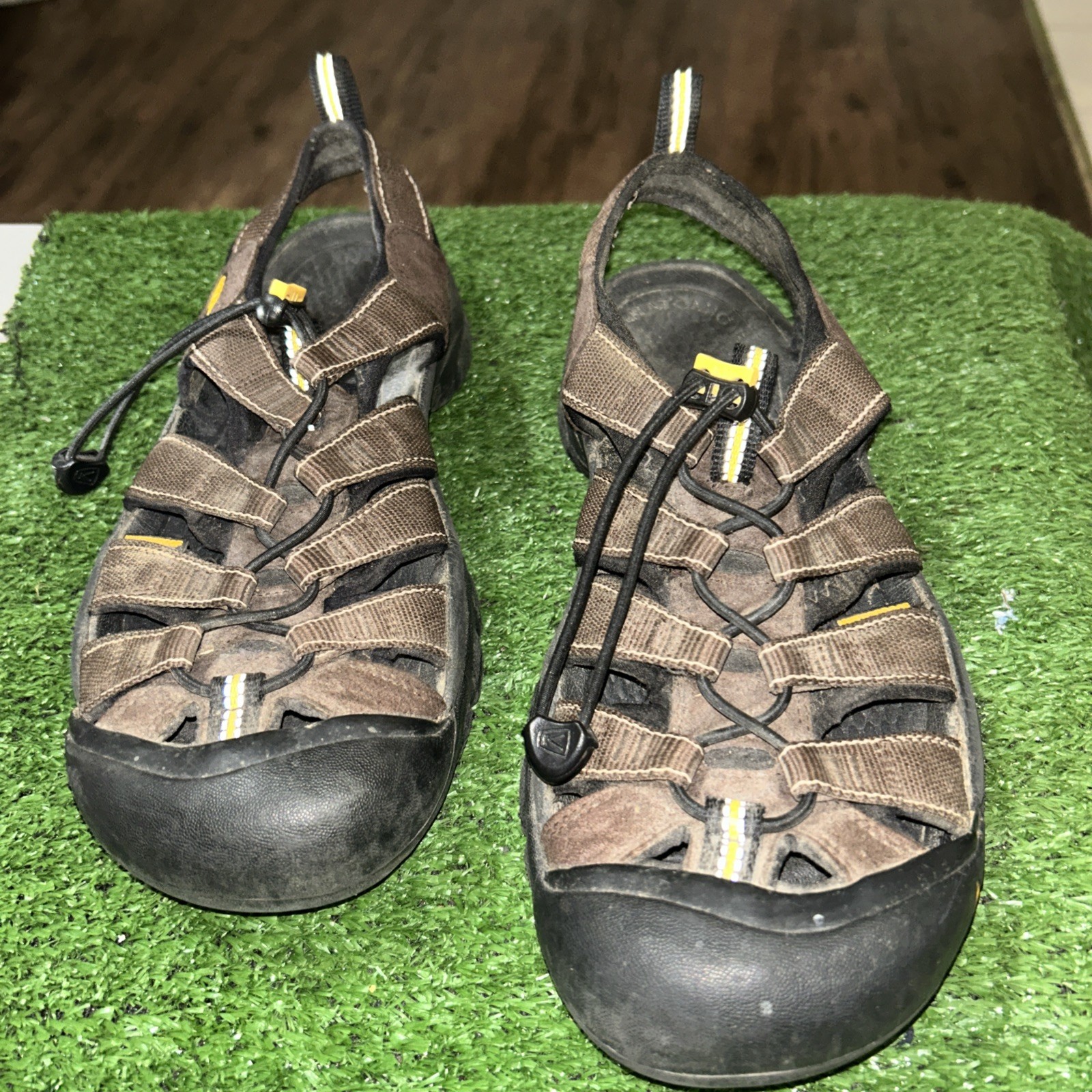 Sandali Keen Newport 1001870 da uomo in pelle marrone scuro per escursionismo in acqua misura 8 5