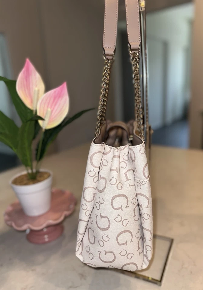 Bolso de Mano Guess G Estampado de Logotipo con Correas de Cadena en Color Rosa ¡NUEVO! Etiquetas WO Foto 2 de 4