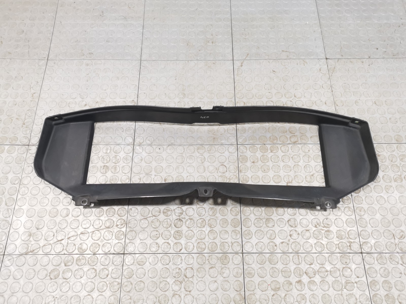 Maserati Levante 3.0 L AWD 2017 Front Center Radiator Air Guide Duct Panel OEM