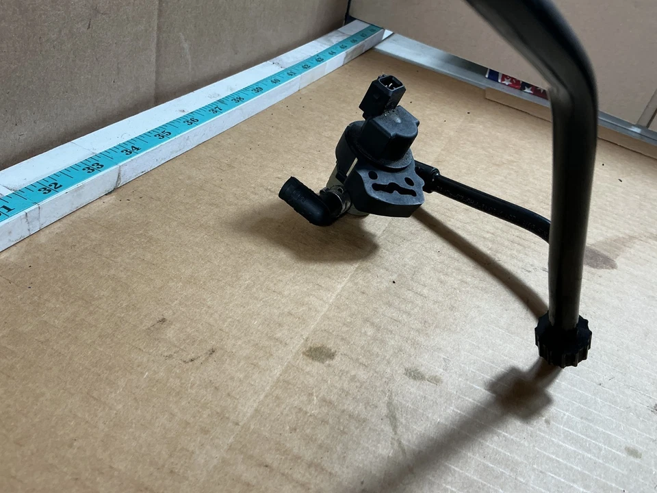 Válvula de purga de bote de vapor Mercedes-Benz C250 2012-2014 A0004708993 OEM Foto 3 de 4