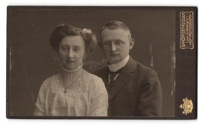 Fotografie W. Höffert, Potsdam, Humboldtstraße 1, Frau mit Kette steht neben ih 