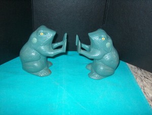 "VINTAGE" FROG BOOKENDS "GREEN COLOR" WITH YELLOW EYES  5 1/2 " TALL CUTE