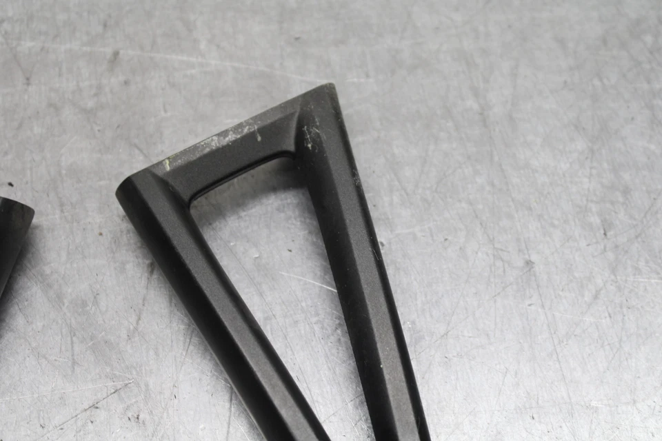 08-16 JUEGO DE CLAVIJAS DE PASAJERO TRASERO YAMAHA YZF R6 PAR BB127 Foto 3 de 4