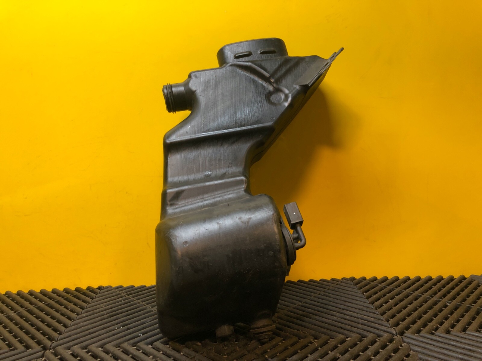 MERCEDES BENZ C CLASS W205 WINDSCREEN WASHER FLUID BOTTLE WITH PUMP