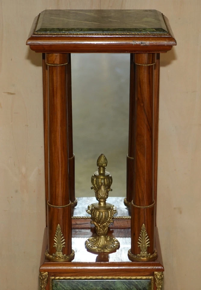 PAR DE SOPORTES DE PEDESTAL ANTIGUOS DE MÁRMOL VERDE NOGAL MONTADOS EN BRONCE DORADO Foto 4 de 4