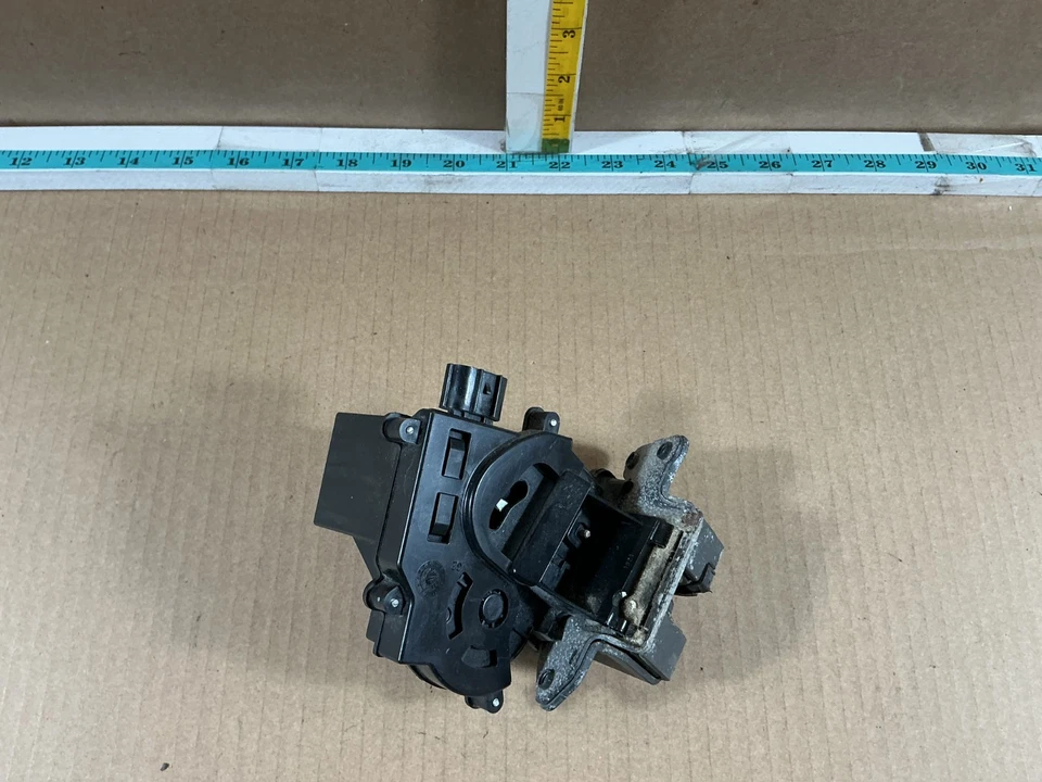 Actuador de bloqueo de puerta de maletero para puerta trasera Toyota Sienna 2011-2020 69350-08020 OEM Foto 2 de 4