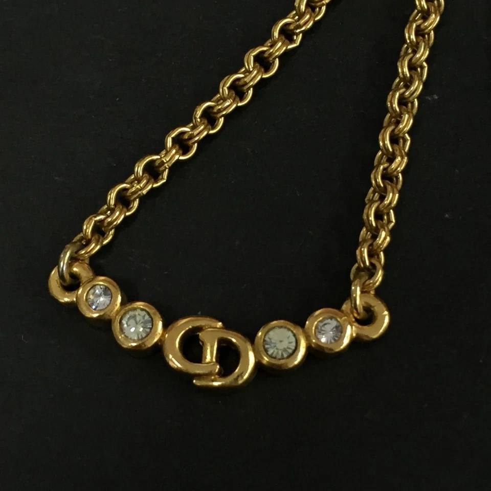 Colar pingente Christian Dior CD logotipo strass tom dourado lux70-100225 - Imagem 3 de 4