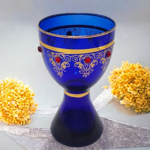 Jarrón de vidrio checo bohemio vintage azul cobalto con borde dorado cabujones rojos - Imagen 1 de 10