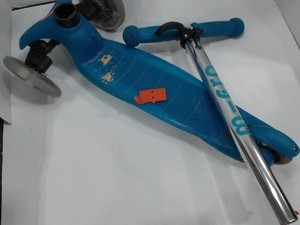 UsedGood - Micro Kickboard Maxi Micro Deluxe Scooter, Green