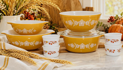 Vintage Pyrex Butterfly Gold #403 Round Nesting Mixing Bowl 2.5 Qt   1970s