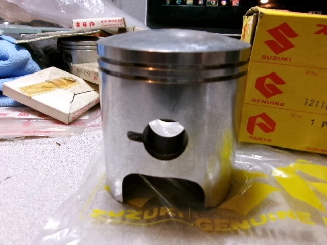 Suzuki TS TM 250 1972-75 pistón estándar como nuevo OEM P/N 12110-30731 12110-30730 Foto 3 de 4