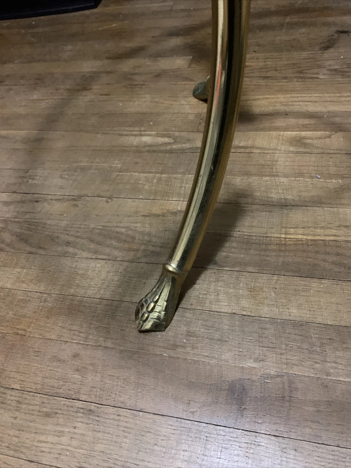 Mesa de centro italiana vintage de latón con cabeza de cisne de 3 esquinas Foto 3 de 4