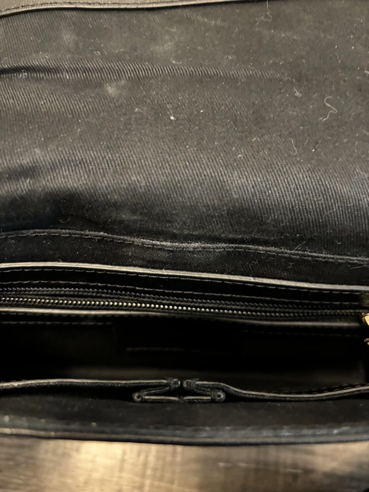 Bolso de hombro C Wonder cadena dorada negra en T  Foto 3 de 4