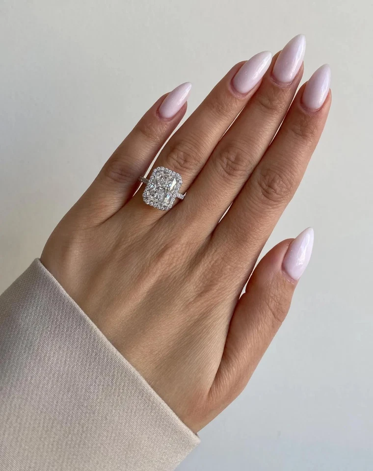 Anillo de compromiso con halo de diamantes cultivados en laboratorio EF/VS1 corte radiante de 4,30 quilates de oro blanco de 14 k Foto 3 de 3