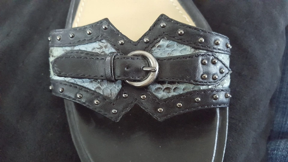 Sandalias de cuña B. Makowsky de cuero negro con correa al tobillo tachonadas piel de serpiente talla 9,5 Foto 4 de 4