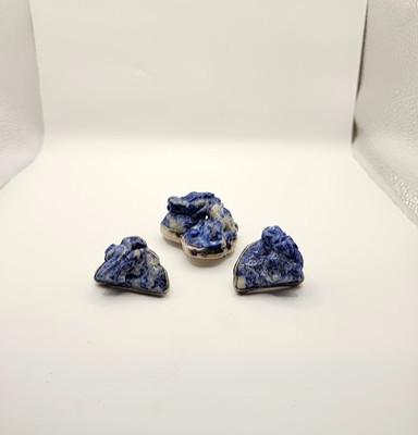 Set aus Lapisbrosche und Ohrringen von Rebecca Collins Bless Our Earth