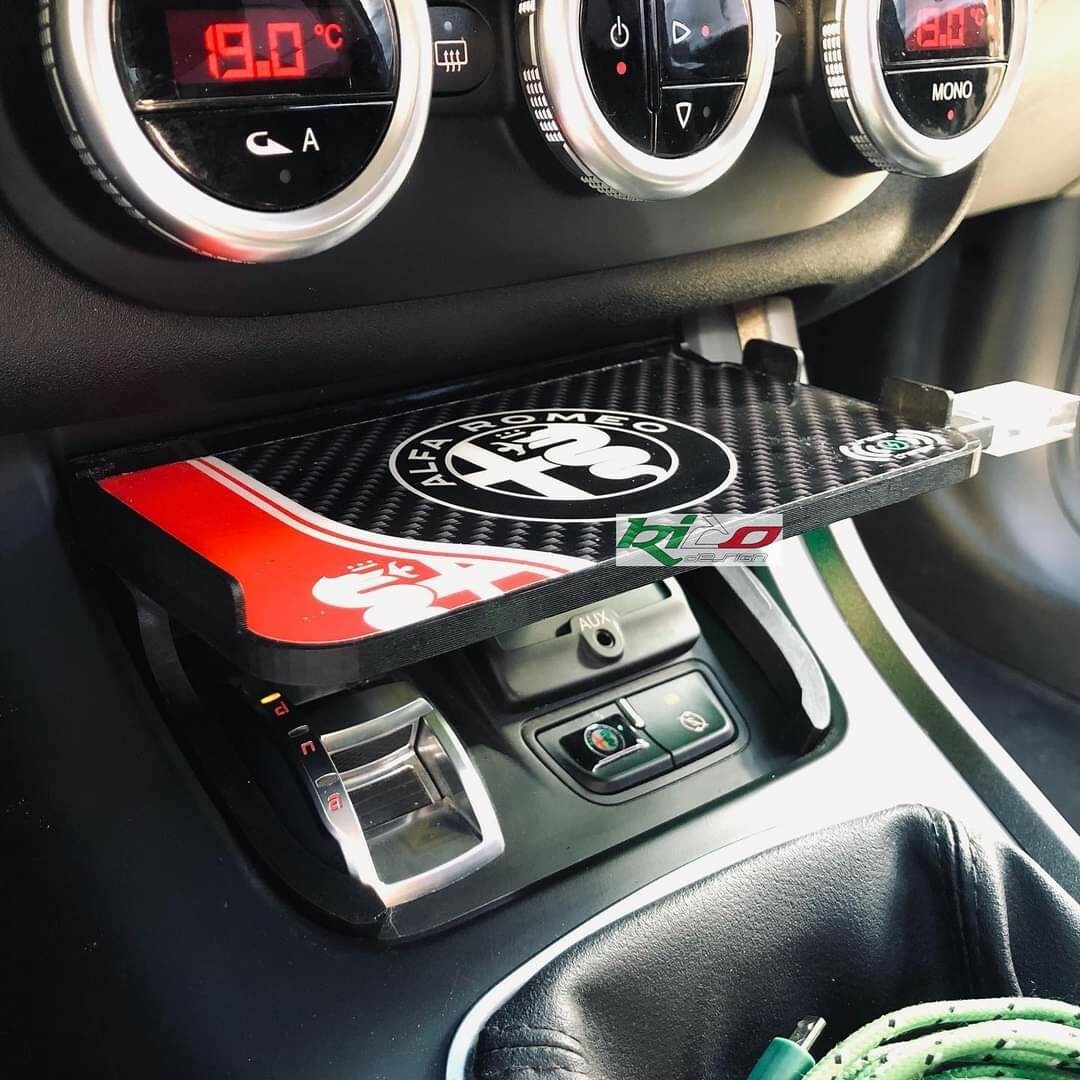 Alfa Romeo Giulietta Carbon texture Phone Shelf Smartphone holder