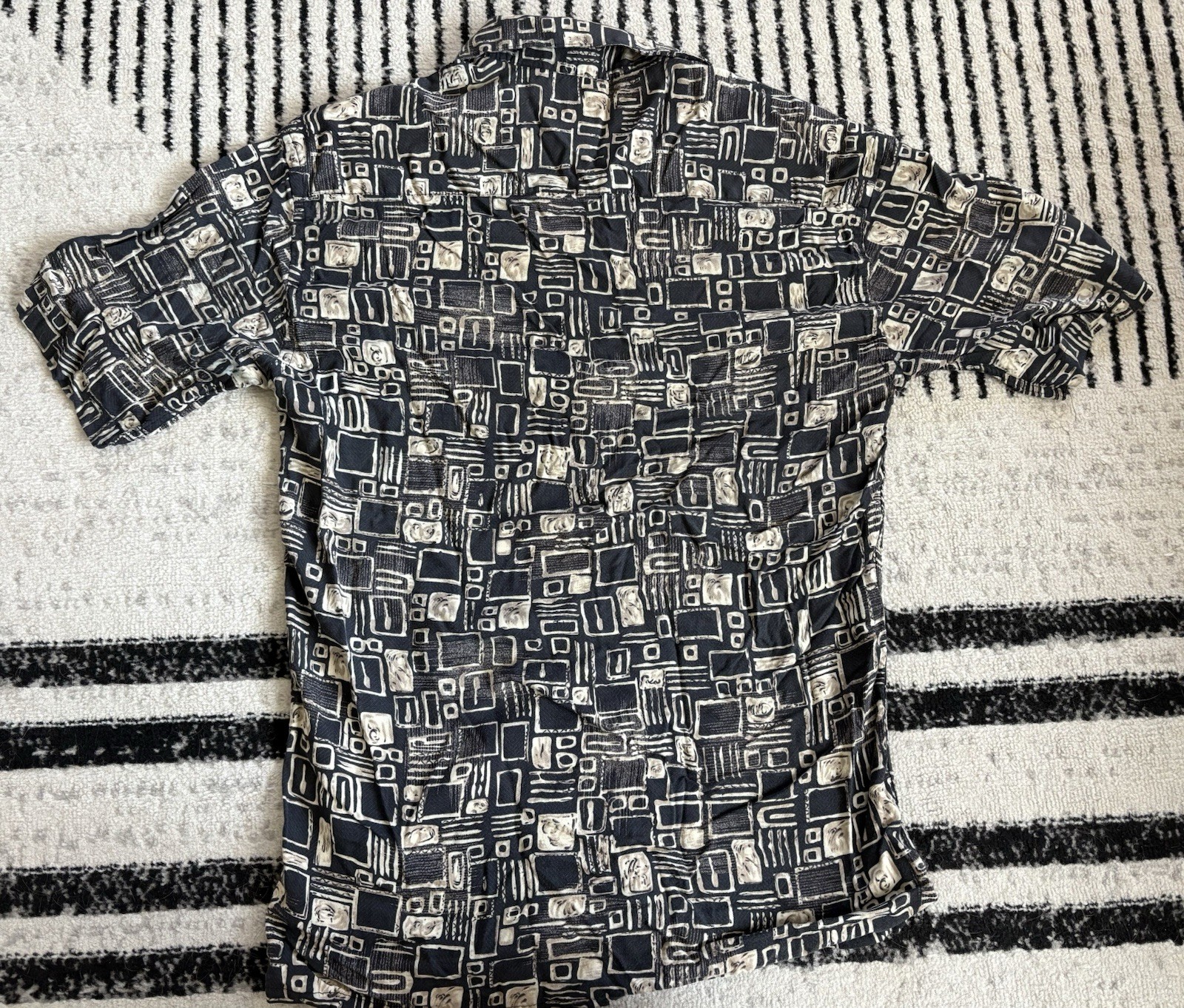 Windham Pointe Geometric Abstract Pattern Button-… - image 3