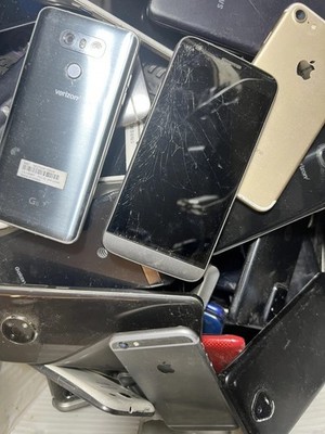 Lot of Assorted Smart Phones For Parts/Repair/Trade-In/Gold Recovery *AS-IS*   